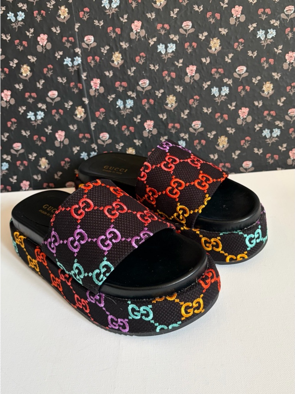 Black multicolred platform sandal